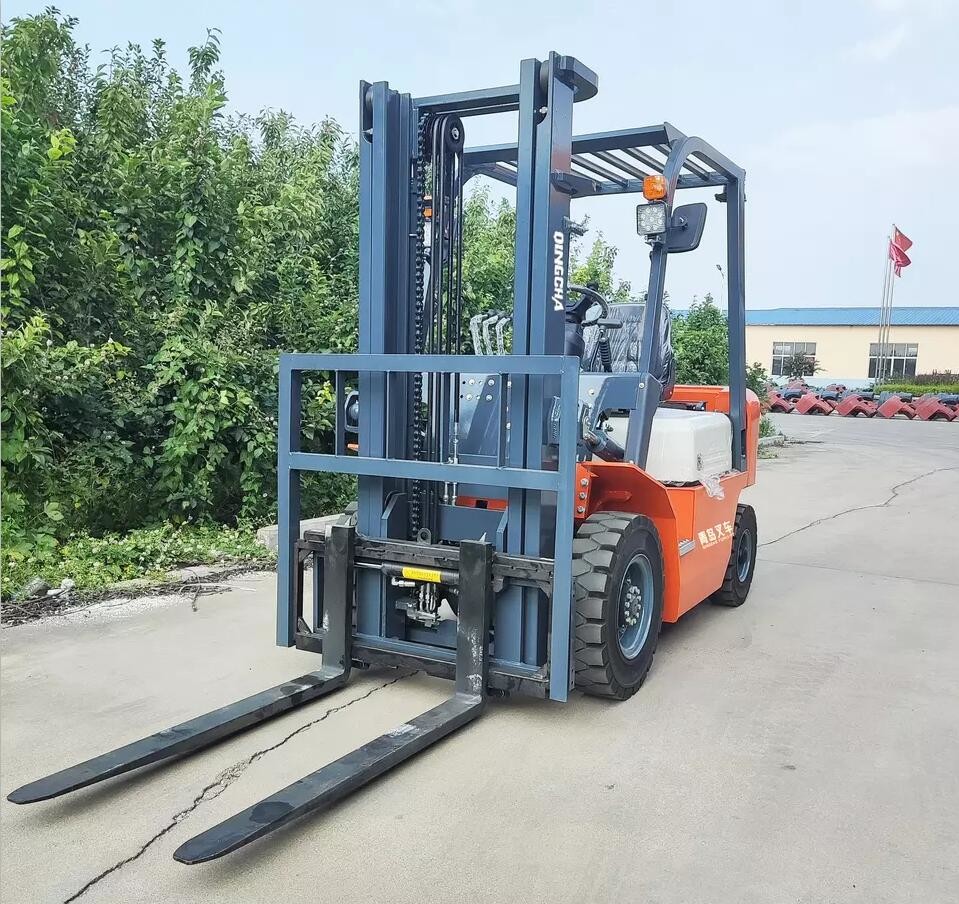 Warehouse Forklift 4 Wheel Drive , FD20 Small Diesel Forklift 19km / Hour